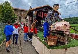 La imagen de la virgen de la Caridad es llevada en andas por los fieles