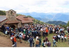 Celebración de la misa en el exterior del santuario.