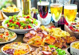 Diferentes platos con alimentos con tres bebidas para poder elegir.