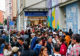 Familias y alumnos, este lunes, en el momento en el que los niños entran a su primer día de curso escolar