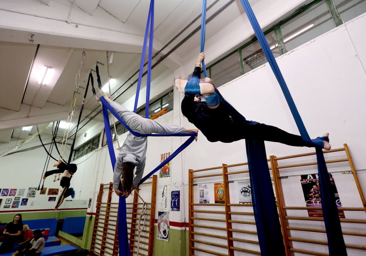 Alumnos de la Escuela de Circo durante una clase de aprendizaje.