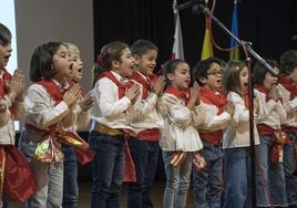 Niños de Camargo cantando las Marzas