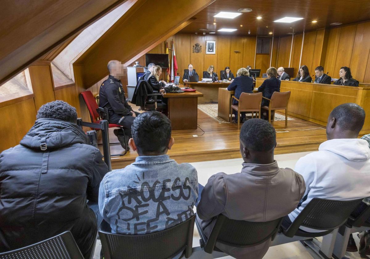 Juicio en las Salesas contra cuatro individuos por una violación grupal ocurrida en Santander en el verano de 2020.