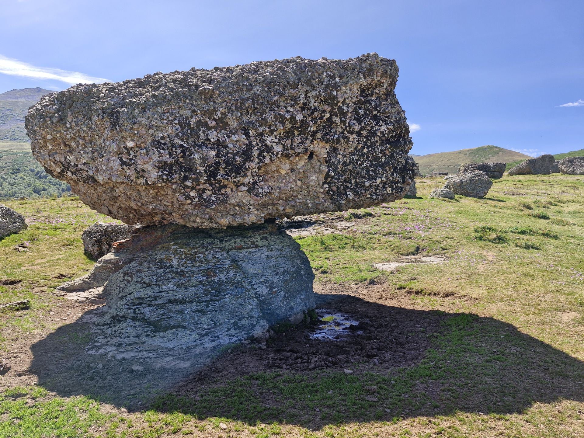 La piedra, o el canto de La Cobertoria, también llamado de La Romana, es una de las más singulares en los Cantos de la Borrica.