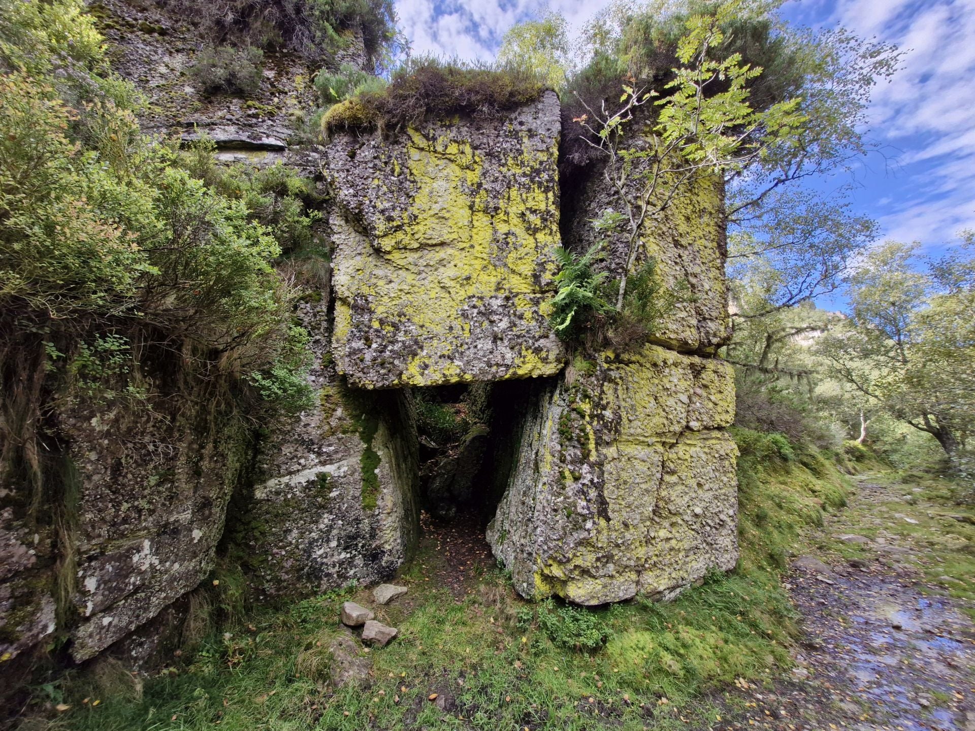 Una enorme 'puerta' de piedra en el camino.