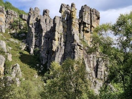 Los Molinucos del Diablo, un 'castillo' de roca y que está al otro lado del camino