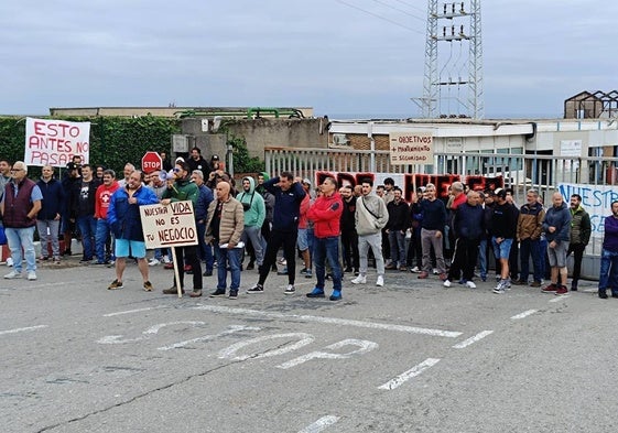 Prácticamente la totalidad de la plantilla se ha manifestado en las puertas de Derivados del Fluor este miércoles, en la primera de las dos jornadas de huelga convocadas.