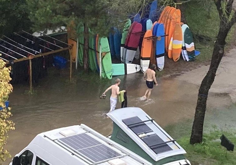 Foto del camping de San Vicente, totalmente inundado. El vídeo muestra las calles de San Vicente inundadas a primera hora de la mañana.