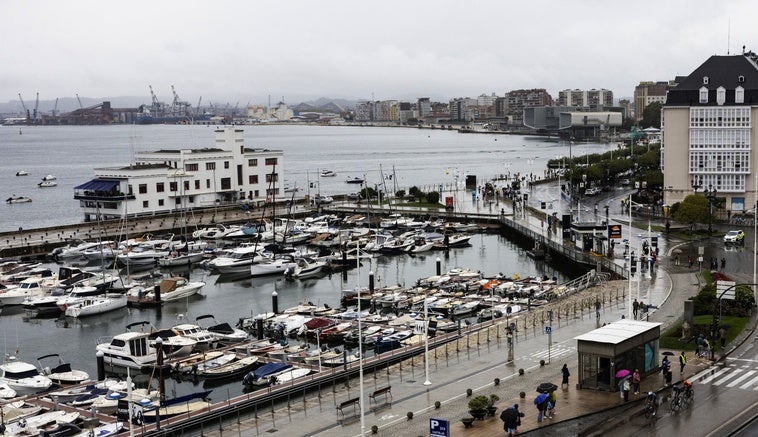 Una vista aérea de las embarcaciones de Puertochico y, al fondo, el Real Club Marítimo de Santander.