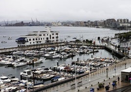 Una vista aérea de las embarcaciones de Puertochico y, al fondo, el Real Club Marítimo de Santander.