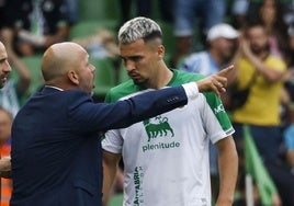 José Alberto López da instrucciones a Juan Carlos Arana, uno de los jugadores franquicia.