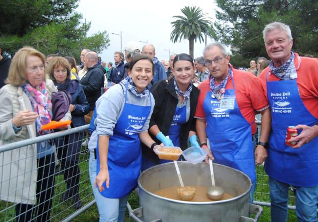 Integrantes de Las Niñas y La Banda de Cartón en la Gran Marmitada.