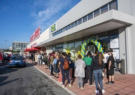 Clientes se agolpan en la entrada de la tienda de Ikea de El Alisal en su inauguración hace un año.