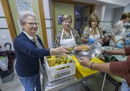 Clara Gallego Marcos, sor Clara, junto a dos voluntarias de la Cocina Económica, ayer, durante el último servicio de la hasta ahora responsable de la institución.