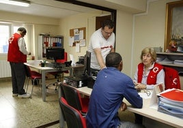 Atención a personas necesitadas en Cruz Roja.