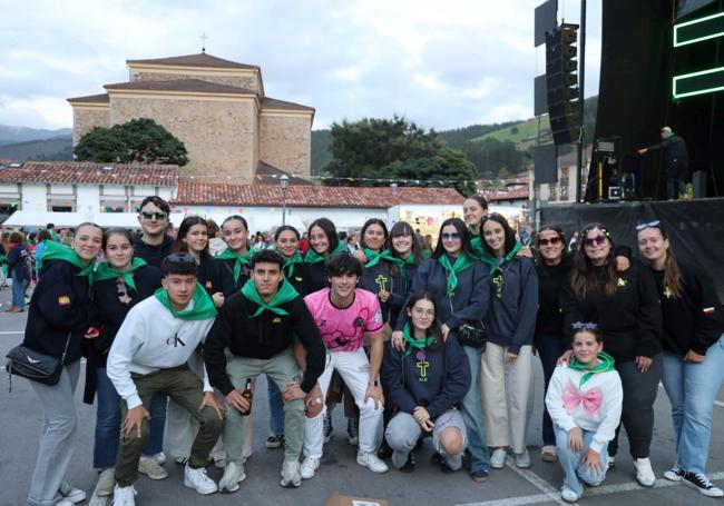 Un grupo de peñistas posa con el pañuelo de las fiestas.