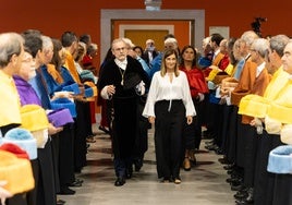 Ángel Pazos y María José Sáenz de Buruaga, a su entrada en el salón de actos del Paraninfo de la UC.