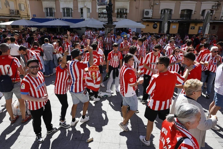 Aficionados del Sporting disfrutan de la previa en la plaza de Cañadío.