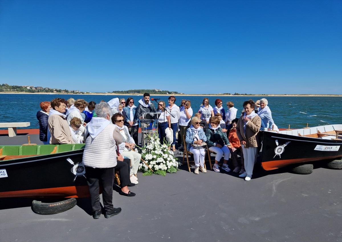 Imagen secundaria 1 - Imágenes del acto homenaje de esta mañana a las mariscadoras de Pedreña.