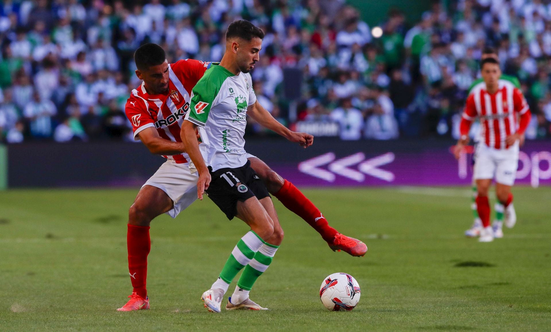 Andrés Martín controla el balón ante la oposición del rival