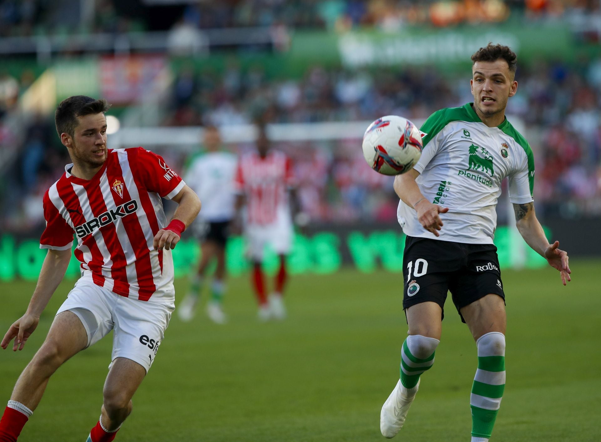 Íñigo Vicente trata de controlar el balón