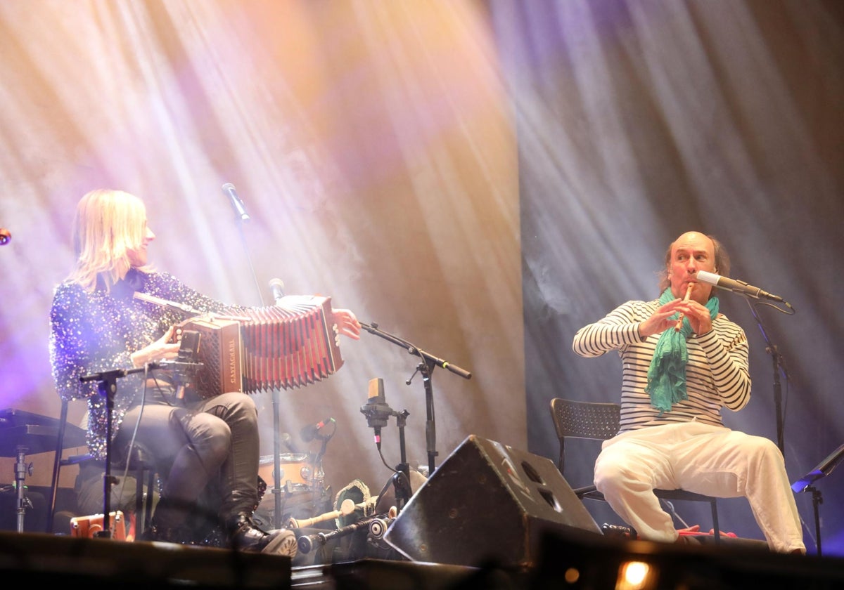 Carlos Núñez y sus músicos invitados hacen vibrar al público en el concierto de Potes