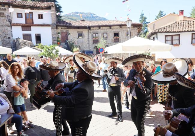 Pasacalles del mariachi 'Real de Jalisco' por las calles de Potes.