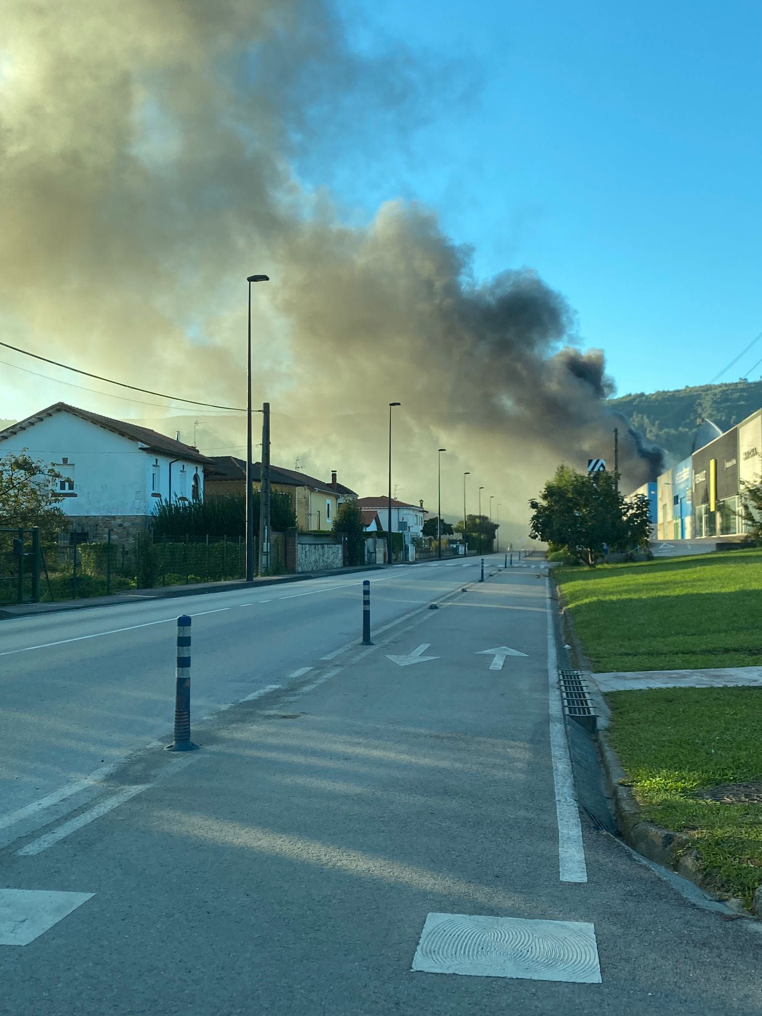 Humareda que ha provocado el fuego desatado en una nave del polígono de Molladar