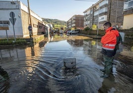 Calle de Ampuero afectada por una de las últimas inundaciones.