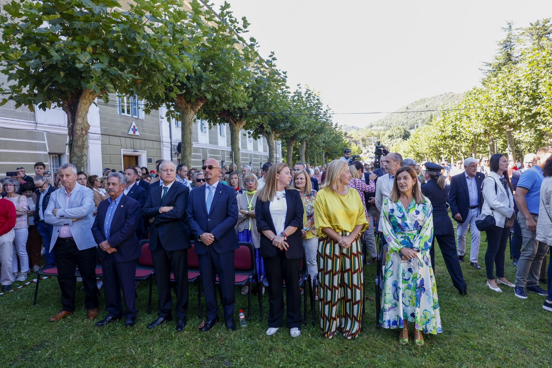 Autoridades políticas durante la celebración de la misa mayor.