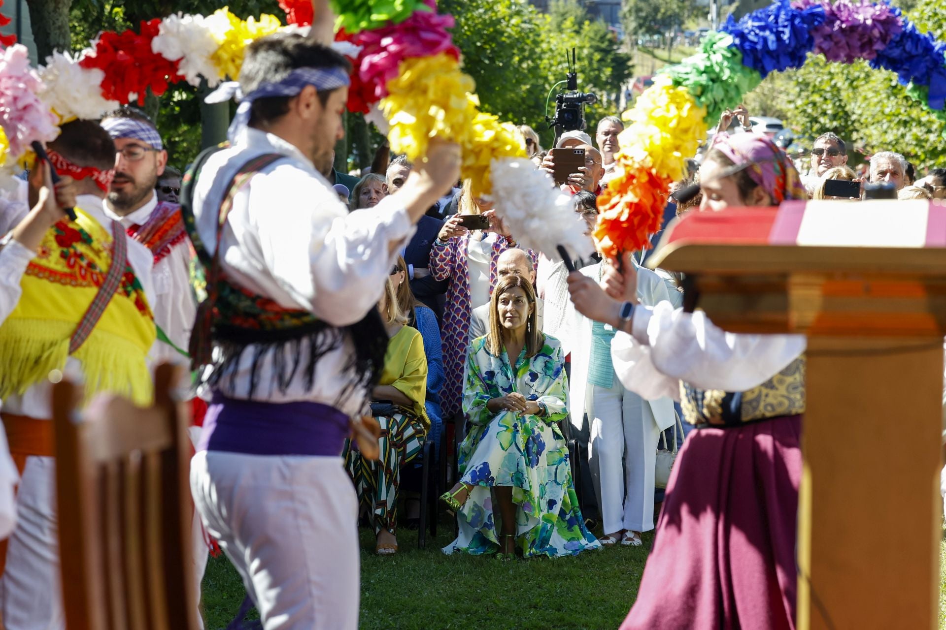 El Grupo de Danzas Virgen de Palacios actúa ante la presencia de las autoridades. 