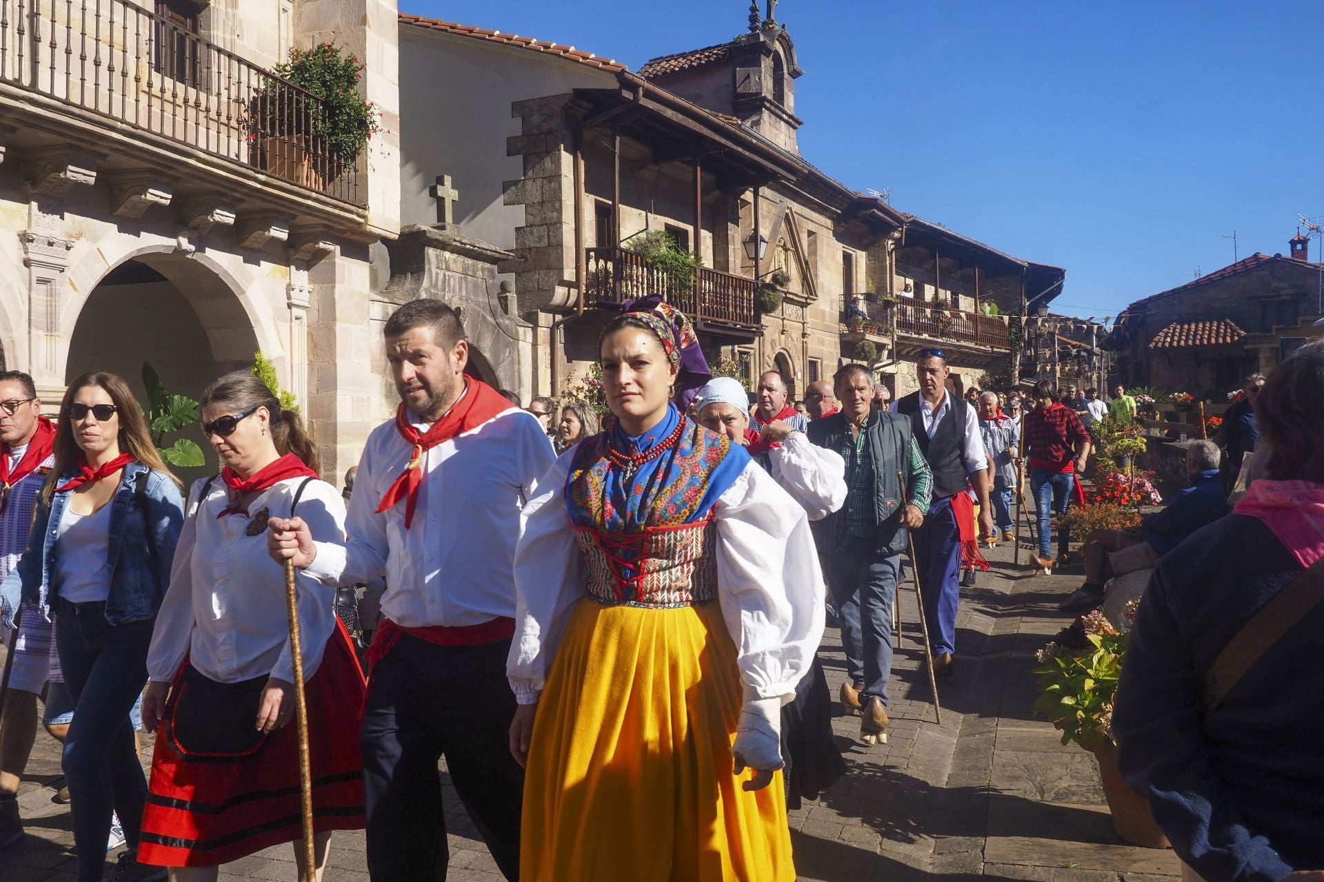 El buen tiempo animó a muchas personas a enfundarse en el traje típico regional e iniciar el ascenso