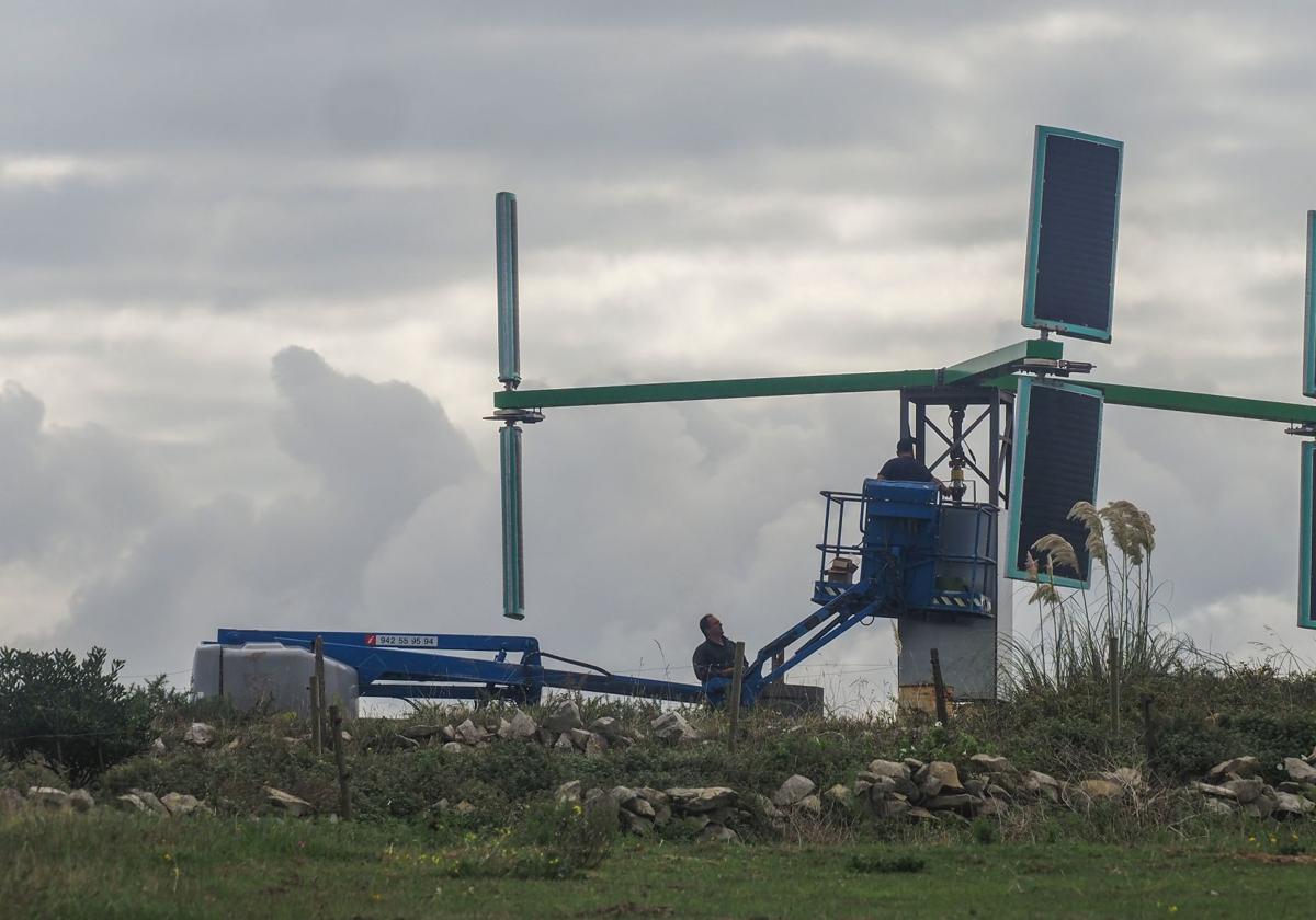 Varios trabajadores, la semana pasada, en el entorno de La Maruca operaban en la instalación de un nuevo prototipo de un aerogenerador de Soleolico.