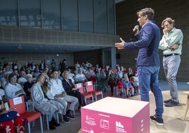 Borja Cantera presenta el episodio, con Diego Botín en la primera fila.