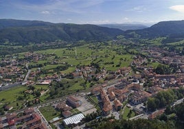 Vista aérea de la localidad de Cabezón de la Sal.