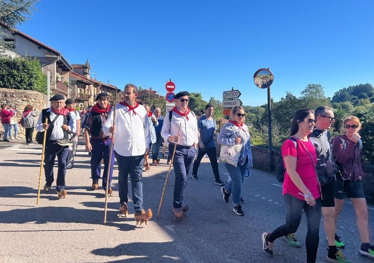 Los romeros, con albarcas, en la subida a Cohicillos.