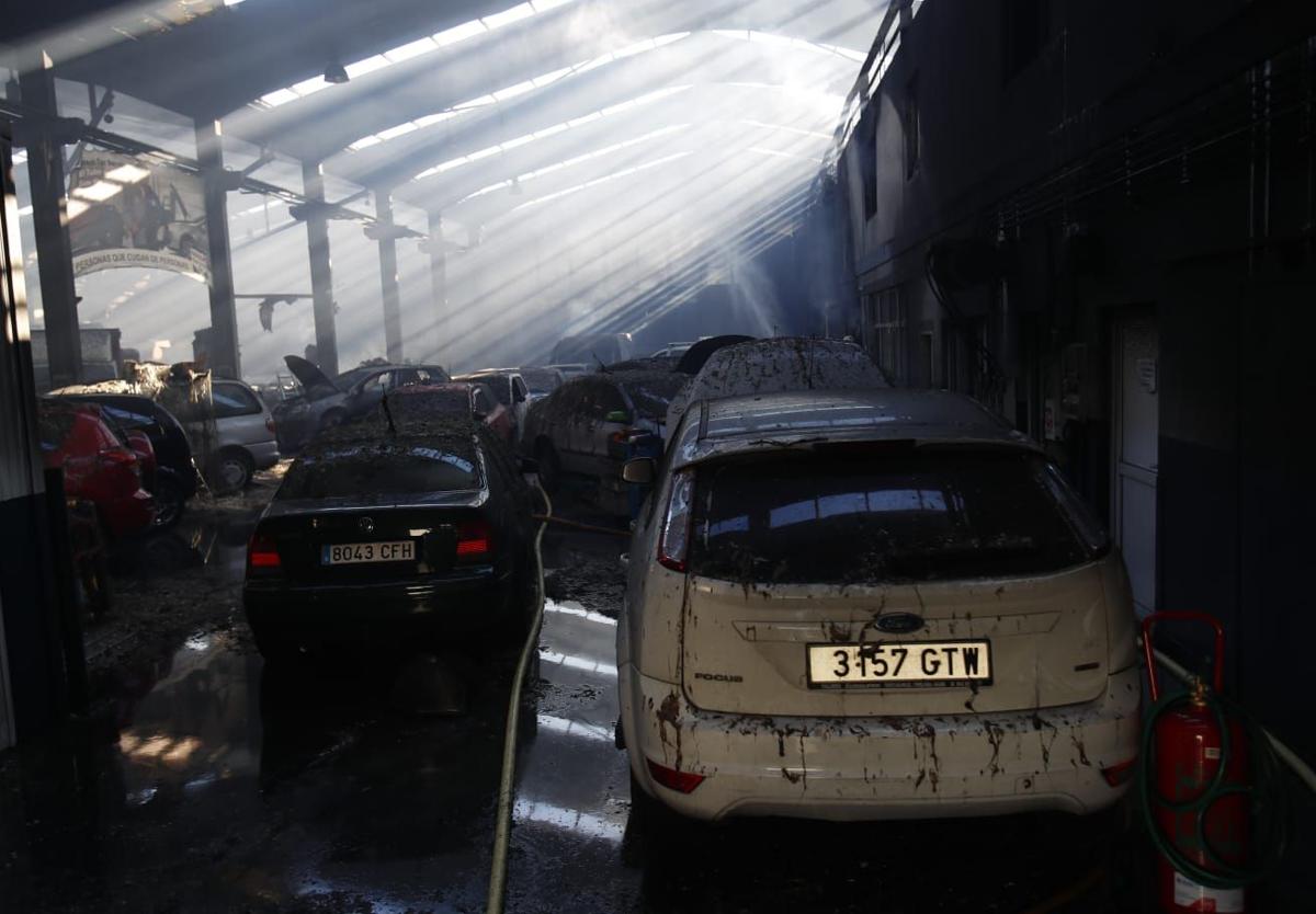 El incendio de una nave del taller de Isidoro San Justo, en Cartes, destruye cuarenta vehículos