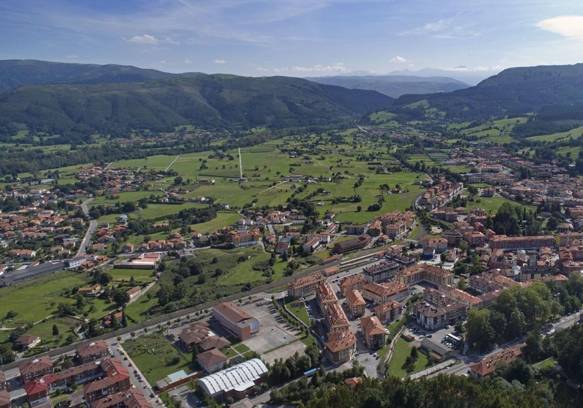 Vista aérea de la localidad de Cabezón de la Sal.