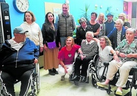 Celi, en el centro de la foto en silla de ruedas, junto a familiares, amigos y compañeros de la residencia.