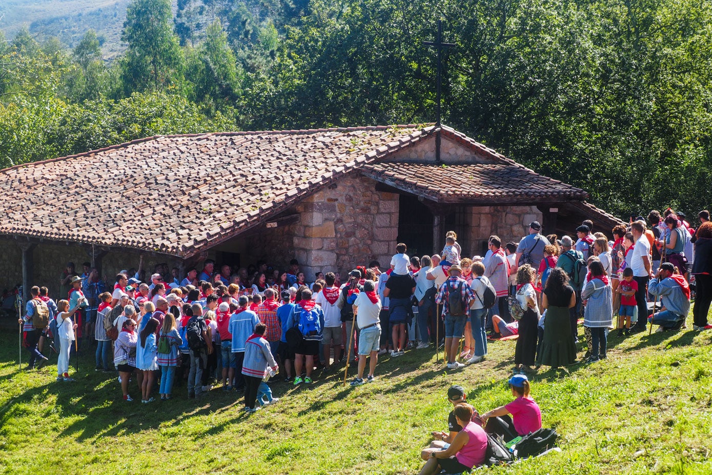 Los peregrinos disfrutaron de una fiesta montañesa como pocas, en una jornada perfecta para hacer valer el amor por la tierra y las tradiciones al ritmo del pito y el tambor en la pradera alta de Cohicillos.