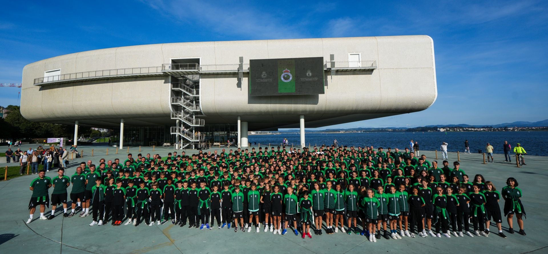 Los 230 chavales que forman el fútbol base, el personal de formación del club, la directiva y buena parte del primer equipo posan en plena bahía en su puesta de largo.