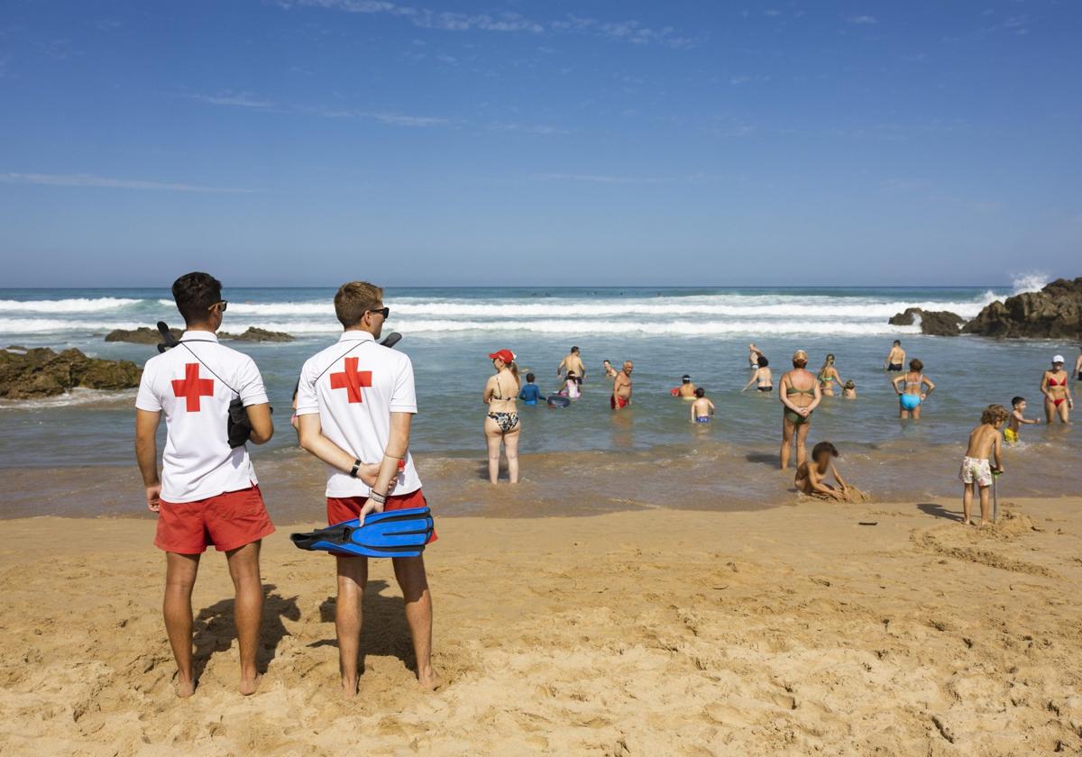 Dos socorristas de la Cruz Roja vigilan la playa de Valdearenas, en Liencres.