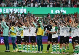 Los jugadores del Racing saludan a la afición después de ganar al Sporting de Gijón en El Sardinero.