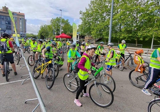 Numerosas personas se animan todos los años a participar en el Día de la Bicicleta de Bezana,