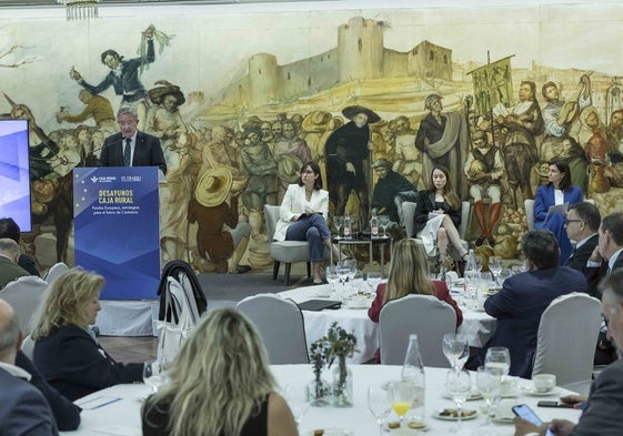 Antonio Romero, director general de Caja Rural de Asturias, durante su intervención junto a las tres expertas que protagonizaron el coloquio: Adela Sánchez, de CEOE-Cepyme Cantabria; Marta García, directora de Fondos Europeos del Gobierno de Cantabria; y Beatriz San Cristóbal, del Centro Tecnológico CTC.