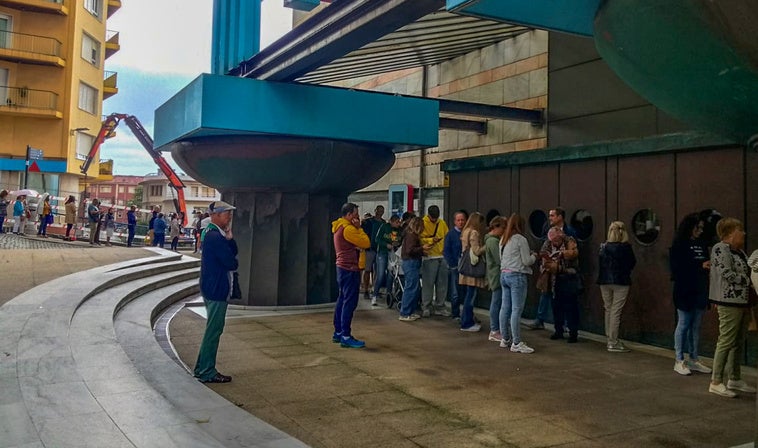 La gente ha esperado durante horas para conseguir localidades para esta temporada del Palacio de Festivales.