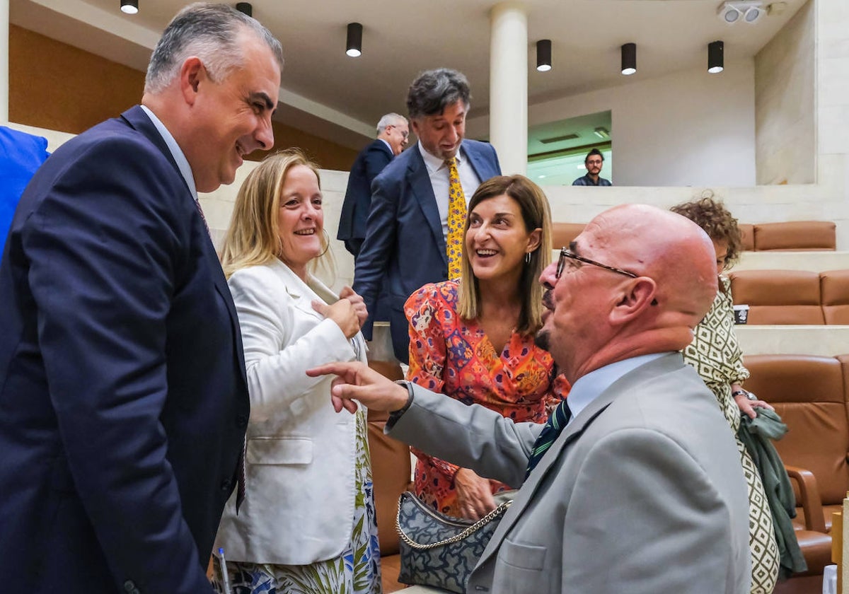 Pascual conversa con Media, Urrutia y Buruaga, ayer, en el Parlamento.