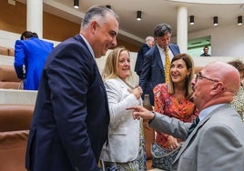 Pascual conversa con Media, Urrutia y Buruaga, ayer, en el Parlamento.