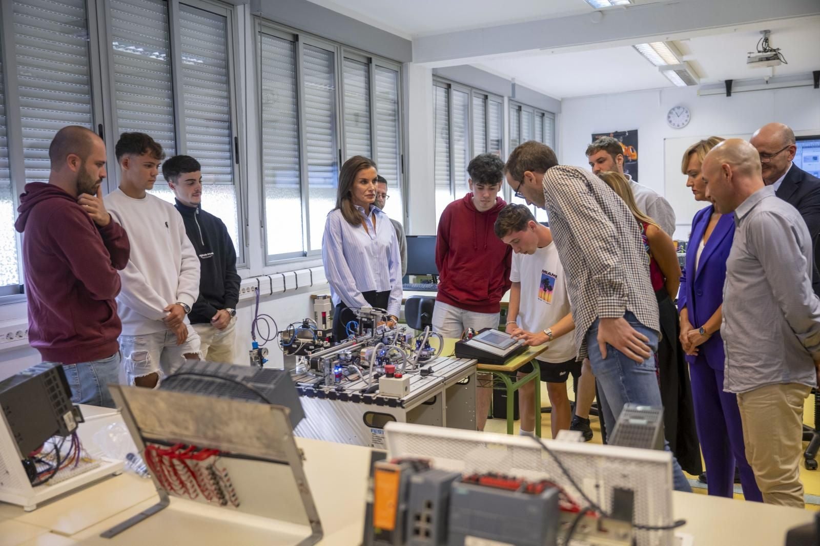 El centro ha preparado la visita con esmero. Los alumnos han dibujado varias pancartas de bienvenida. La comunidad educativa estaba prevenida y se ha movido por el centro siguiendo las indicaciones con soltura.