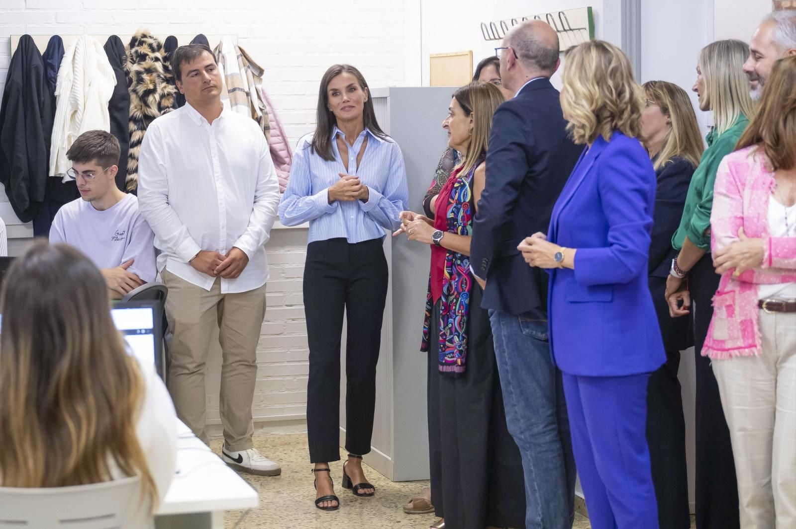 Doña Letizia ha recorrido los edificios que componen este complejo educativo inaugurado en 1978 y, al final, se ha tomado una foto de grupo con todo el alumnado y el claustro del instituto.